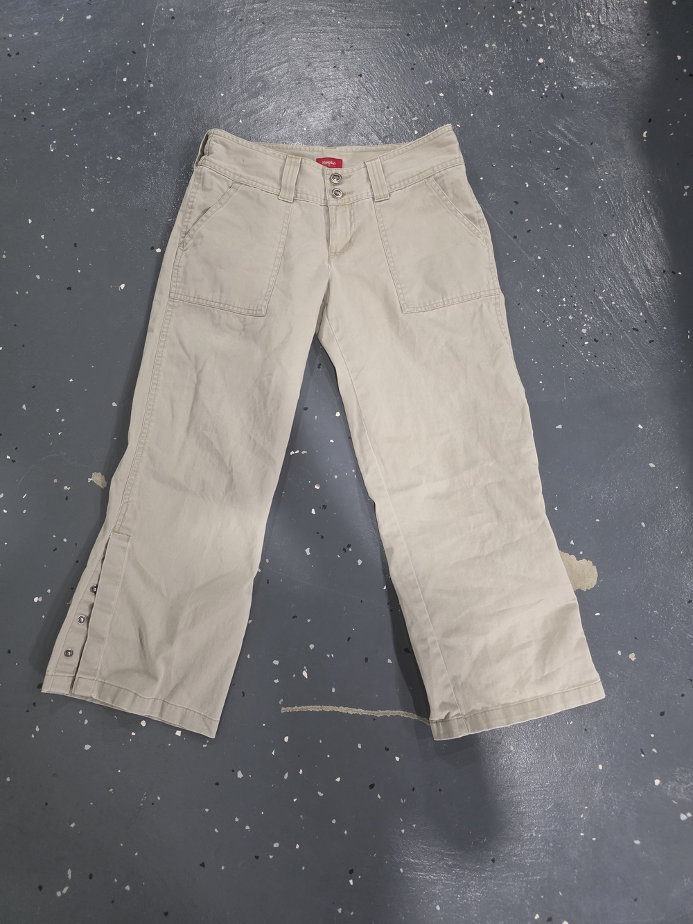 Massimo Nwot Women’s Beige Relaxed Fit Capri with Button Cuff